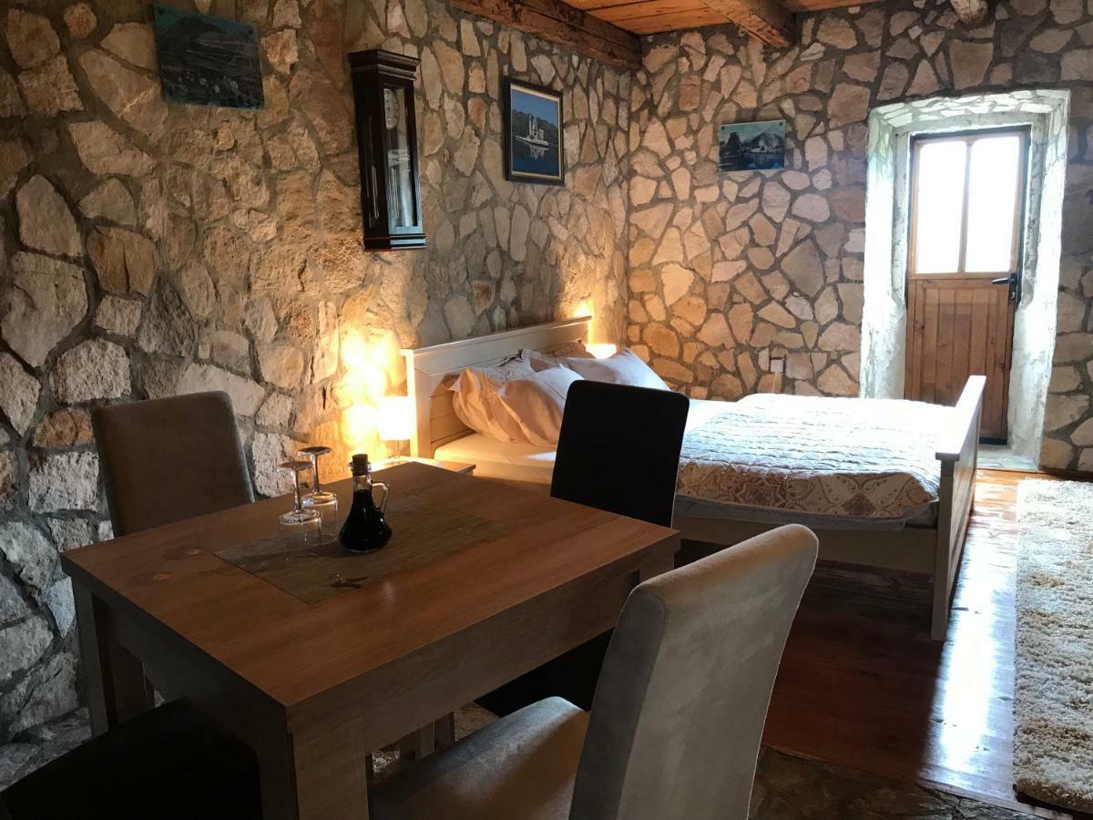 Apartments "Old House Pajovic" ヴィルパザル エクステリア 写真