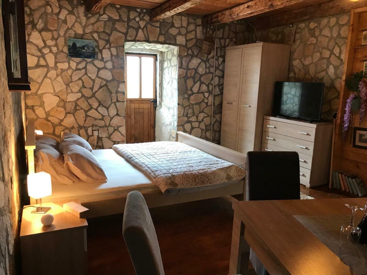 Apartments "Old House Pajovic" ヴィルパザル エクステリア 写真